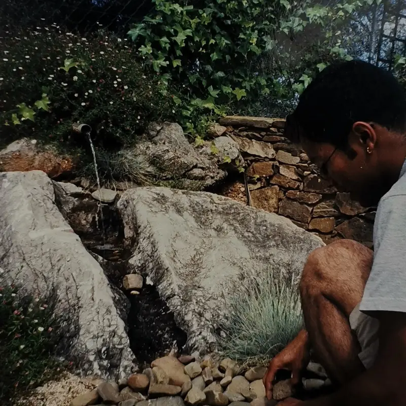 Fotografia de arquivo: construção de uma cascata de pedra junto a um muro