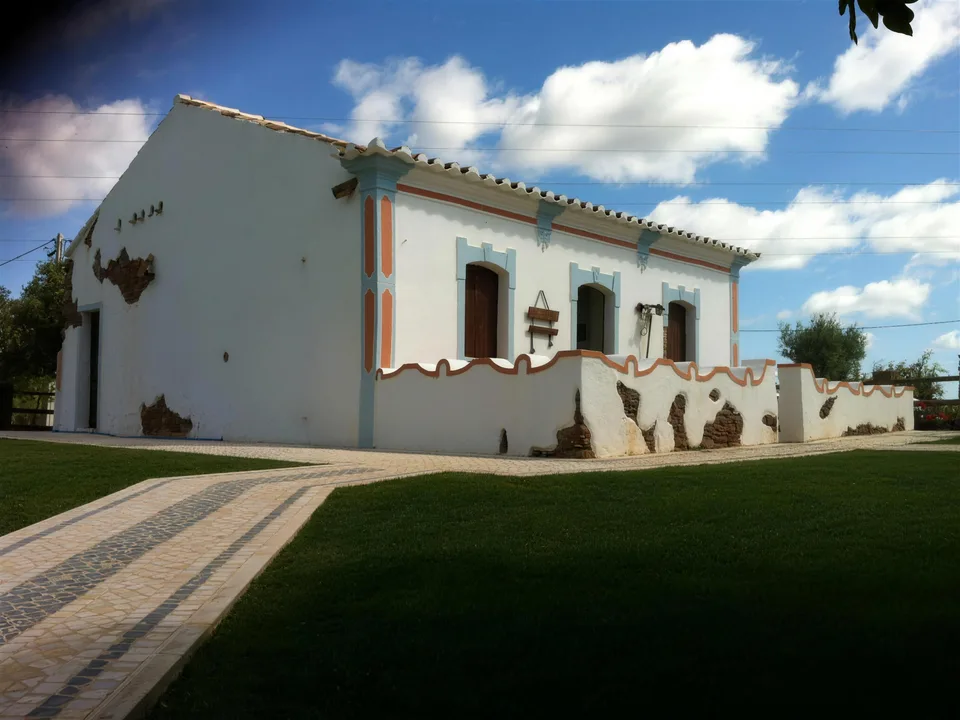 Casa algarvia tradicional com relvado novo e caminho de calçada