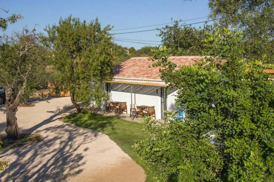 Casa de campo com telheiro, relvado novo e caminho de gravilha