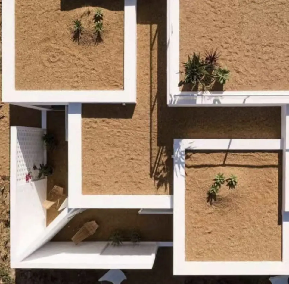 Vista aérea dos pátios da moradia com jardins de gravilha