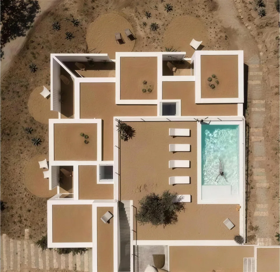 Vista aérea da moradia completa, com piscina e espreguiçadeiras
