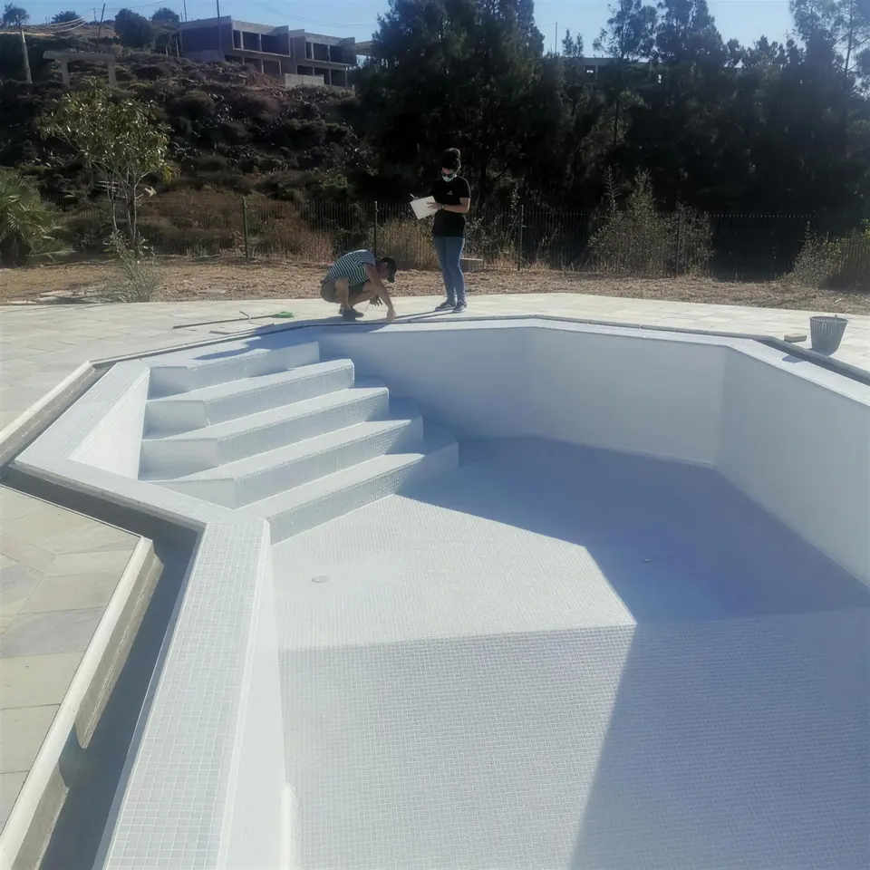 A mesma piscina renovada com mosaico branco novo