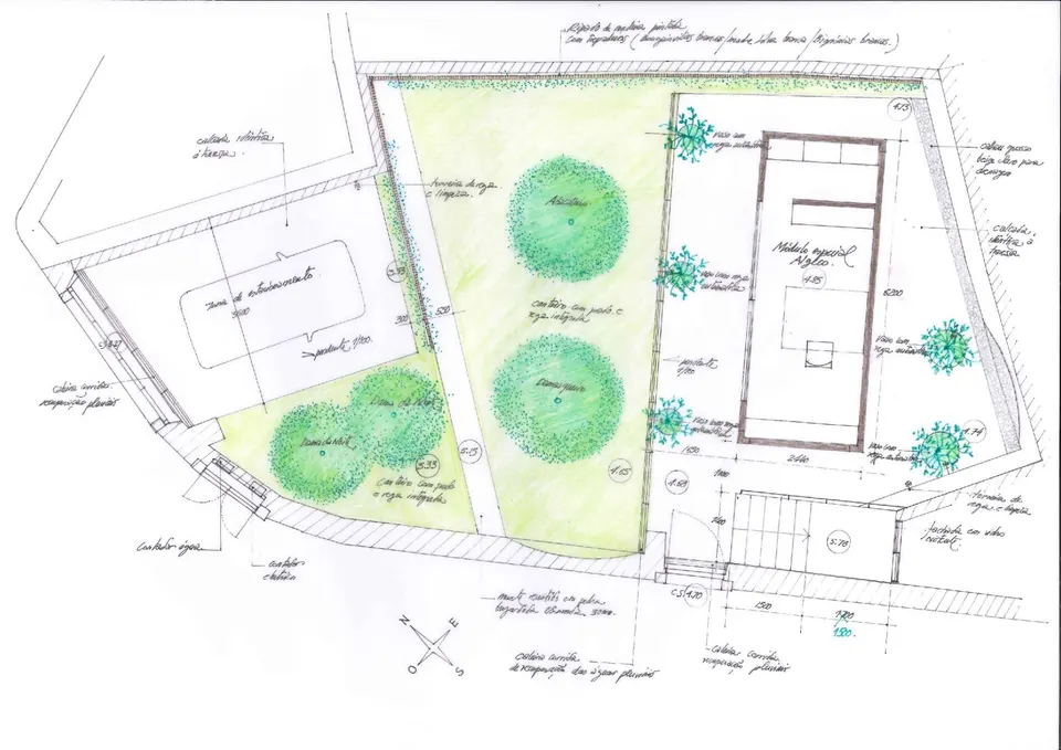 Plano de jardim desenhado à mão, com canteiros, pavimentos e rega