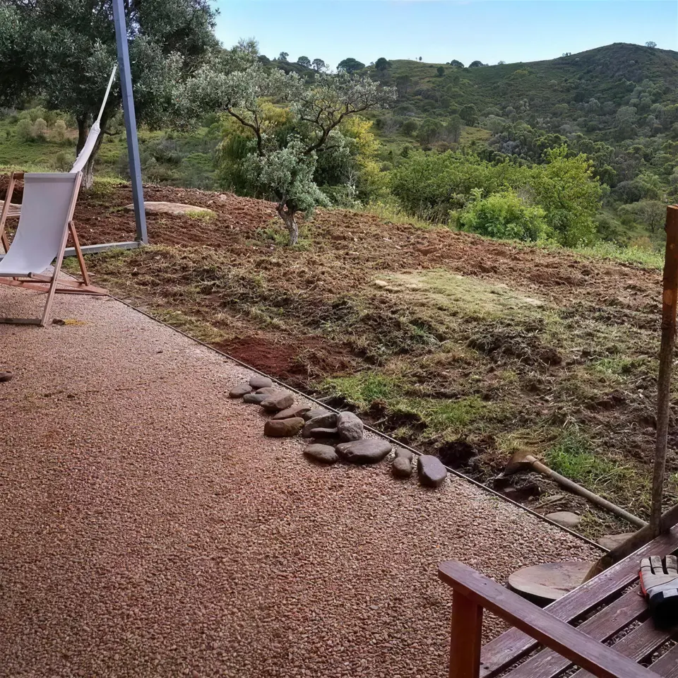 Encosta de terra preparada, antes da instalação do relvado