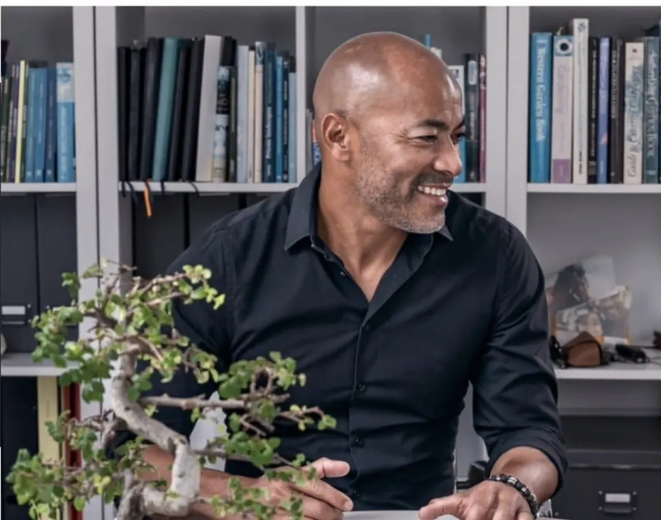 Carlos Wong Brito, fundador da ZEN, no escritório junto a um bonsai